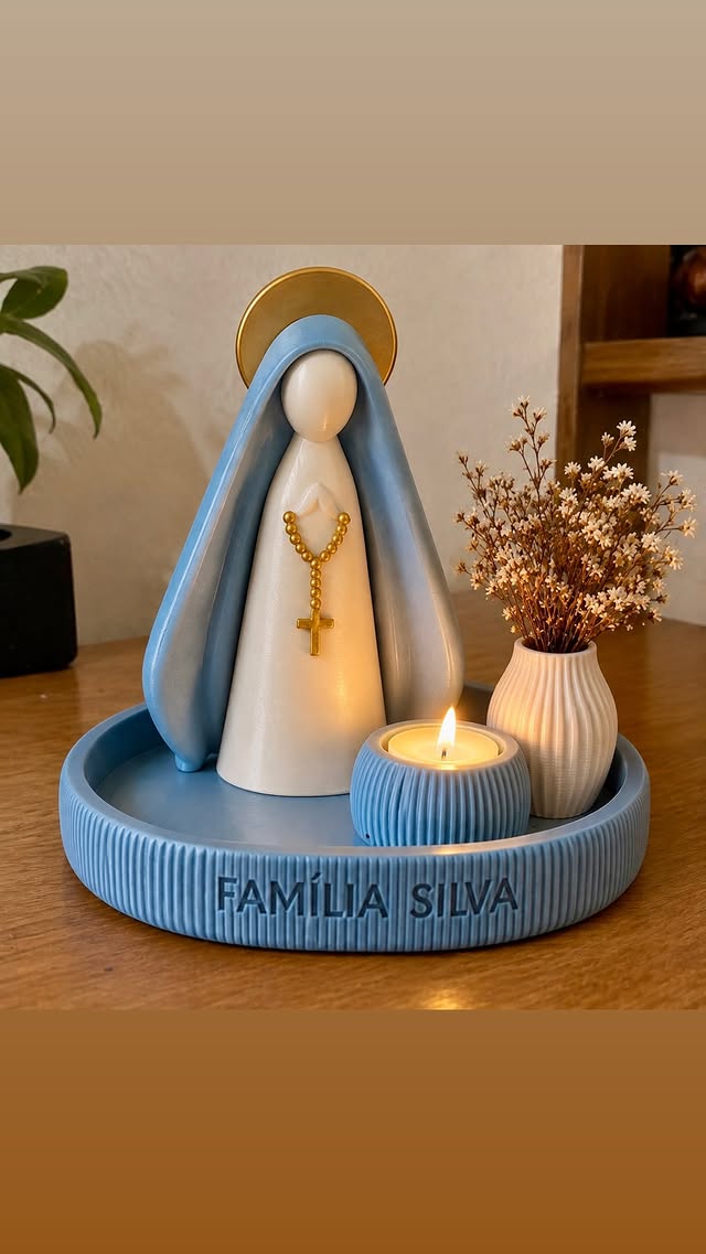 Bandeja com nome de família, vaso e porta-vela